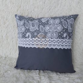 Szürke csipke – pamutvászon díszpárnahuzat 40×40 cm