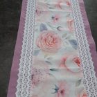 Púderrózsa – 3D pamut asztali futó, 39 × 135 cm